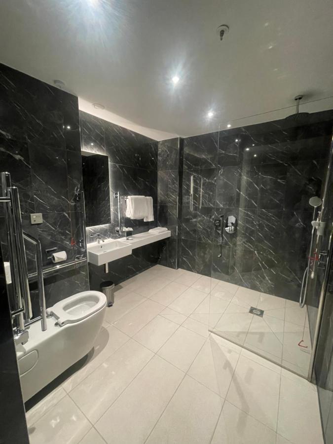Hotel La Tour Милтон-Кейнс Экстерьер фото