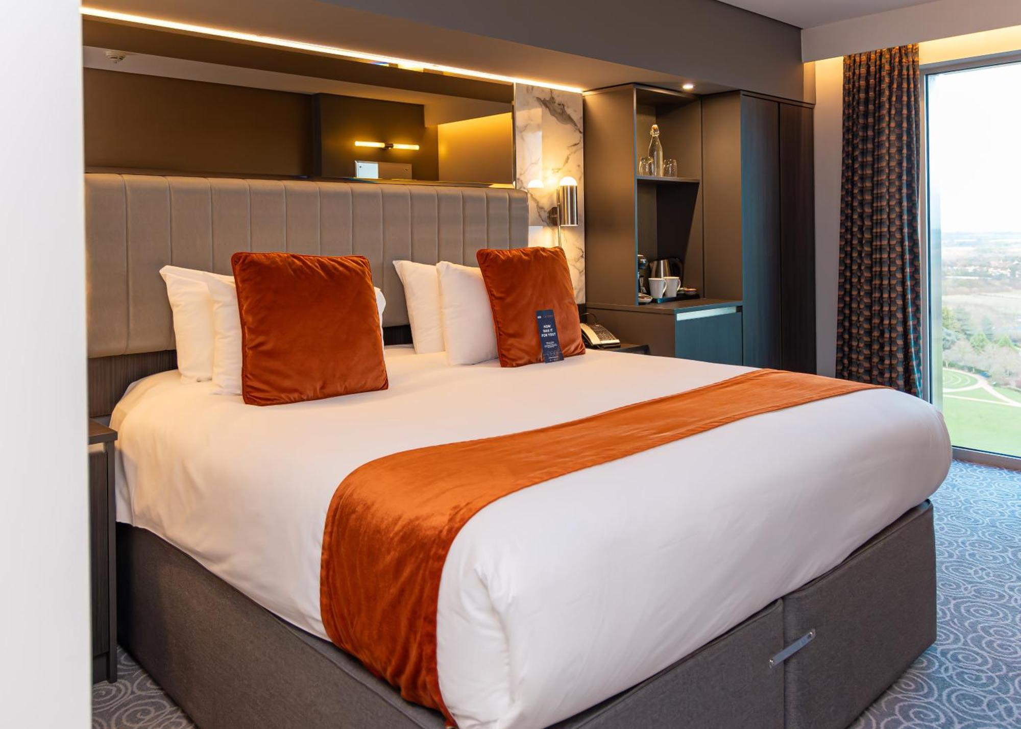 Hotel La Tour Милтон-Кейнс Экстерьер фото