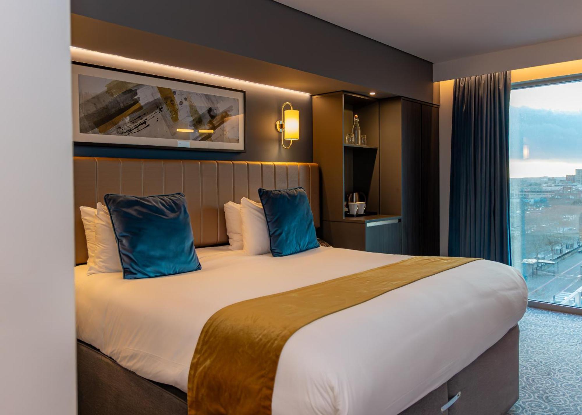Hotel La Tour Милтон-Кейнс Экстерьер фото