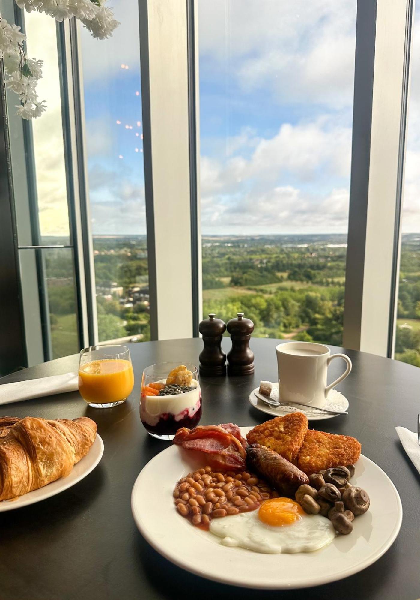 Hotel La Tour Милтон-Кейнс Экстерьер фото
